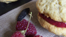Whoopies à la fève tonka et curd framboise