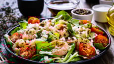 Salade de crevettes avec tomates et féta