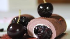 Roulé à la mousse au chocolat et cerises noires