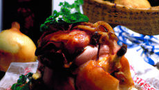 Chapon à la bressane et sa garniture au jambon, oignons et pieds de cochon