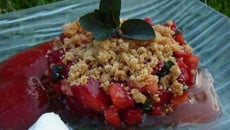 Crumble aux fraises marinées à la menthe