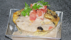 Bouchée moelleuse aux champignons accompagnée d'une crème de champignon