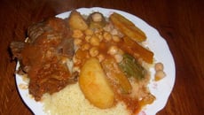 Couscous aux légumes, colliers d'agneau et cuisses de poulet