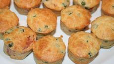 Muffins aux lardons et petits pois