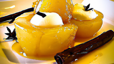 Poire pochée au vin jaune, miel,vanille et curry