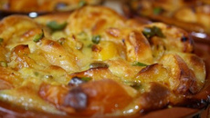 Clafoutis d'abricot au miel et pistaches
