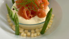 Panna cotta d'asperges, fromage de chèvre au saumon, tartare de grany