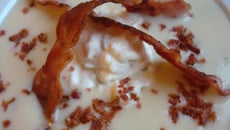 Velouté de cocos de paimpol, lard et Boursin cuisine, échalotes et ciboulette