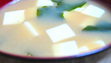 Soupe miso au tofu et au wakame