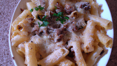 Penne à la viande gratinés