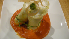 Cannelloni de brocoli à la ricotta, sur son coulis de poivrons/tomates, et accompagné de son infusion au basilic