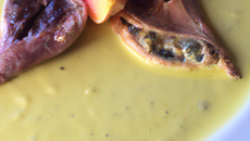 Pigeon en deux cuissons, crème d'ail et ail confit