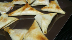 Samoussas au chèvre et à la tomate