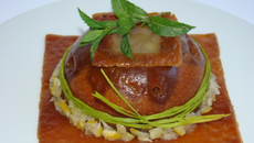 Cake au citron et éclats de toffee, gelée de citron à la menthe, tuile de toffee