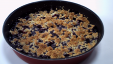 Crumble au cassis et à la poire