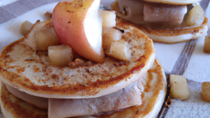 Foie gras et pomme sur blinis faits maison