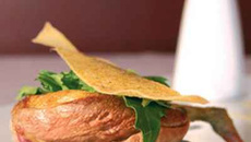 Volaille fermière du Béarn au foin et morilles