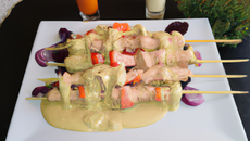 Brochette mixte bœuf-poulet, sauce au Cantal Vieux