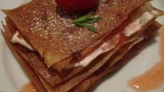 Un millefeuille de fraises à l'estragon et à la brousse