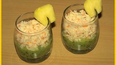 Verrines exotiques de kiwi, surimi et ananas