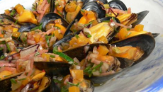 Salade tiède de bouchots, salsa croquante