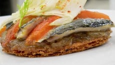 Tarte fine à la tomate et sardine, moutarde et fenouil