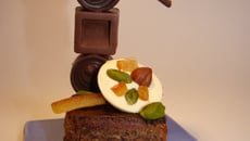 Ma petite pyramide de douceurs : mirliton cacao agrumes confits, chocolat caramel fleur de sel, chocolat ganache gianduja et mendiant fruits secs