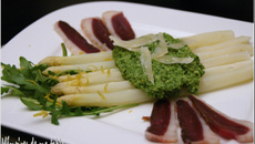 Asperges au pesto de roquette aux pistaches