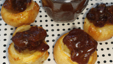 Mini choux magret-confiture d'oignons