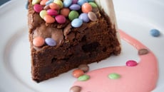 Fondant ourson en guimauve et chocolat, crème anglaise à la Fraise Tagada