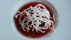Soupe de vin rosé aux framboises, vermicelles de riz soufflés