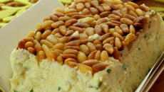 Terrine de pommes de terre aux herbes fraîches, pignons et Roquefort Papillon