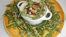 Œufs cocotte à la crème de roquefort, noix et roquette