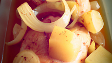 Chapon aux pommes et oignons mijotés au champagne