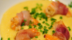 Polenta crémeuse au mascarpone et crevettes au lard