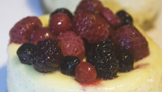 Cheescake au St Môret® et fruits rouges sur pain perdu Harrys : des saveurs de mon enfance
