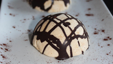 Mousse au caramel au beurre salé dans sa cage chocolat