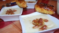 Velouté de chou-fleur, lardons et flûte de sésame