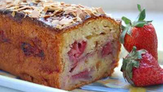 Cake aux fraises, miel et amandes