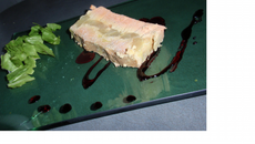 Foie gras aux poires caramélisées, réduction de cassis.