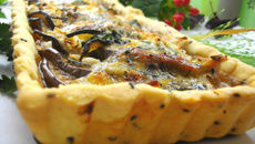 Tarte estivale savoureuse Aubergines, Mozzarella et Sésame Noir