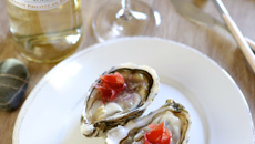 Huîtres, copeaux de jambon, mouillettes aux algues