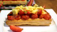 Tarte fine aux œufs brouillés, fraises fraiches & tomates confites