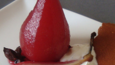 Poires pochées au jus d'hibiscus, chantilly vanillée