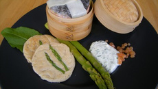 Saumon vapeur sur lit d'orange et ses blinis, asperges et crème à l'oseille