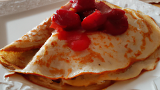 Crêpes aux pêches et au coulis de framboises