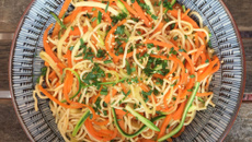 Nouilles sautées faciles aux carottes, courgettes et sauce soja