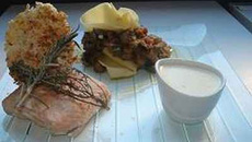 Filets de saumon, lasagnes de légumes et crème à l'ail