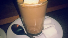 Chocolat chaud à la crème fouettée et au poivre noir