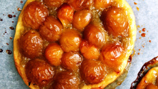 Tartelettes fines aux mirabelles, compote de rhubarbe et caramélisées au miel de romarin